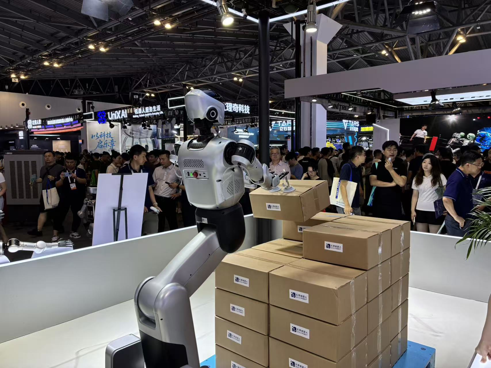 人形机器人不再只会跳舞！乐聚在WAIC现场连续搬了8小时砖(图3)