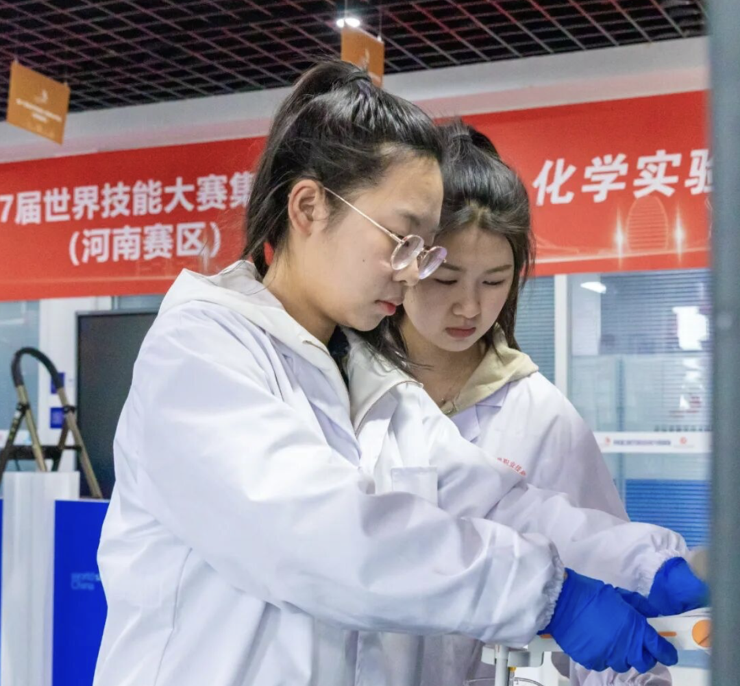 贴瓷砖、刮腻子、修列车00后把苦累活干成时尚？(图4)