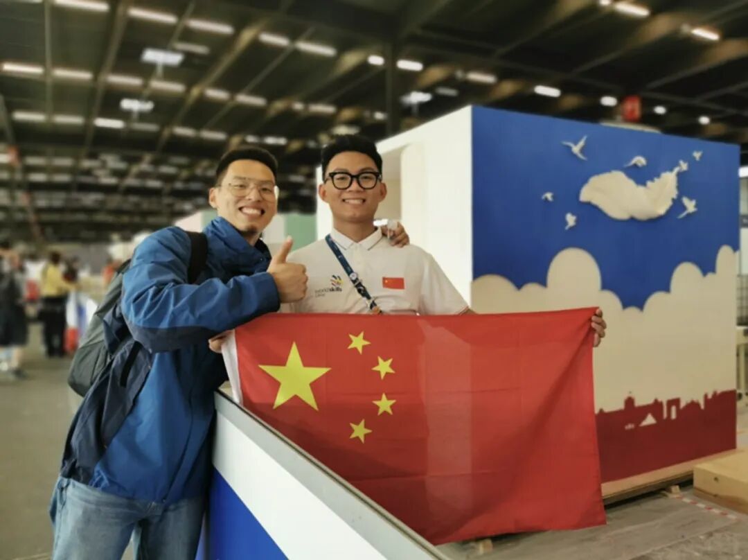 贴瓷砖、刮腻子、修列车00后把苦累活干成时尚？(图6)